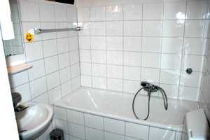 Schön geschnittene 3 Zimmer,Wohnküche, Diele, Bad mit Badewanne sehr hell, Vinylböden Balkon,HWR – Helmholtzstrasse 20, 40215 Düsseldorf – Vorschaubild 6