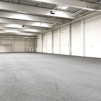 1.700 m² Lagerhalle mit zahlreichen Rampen