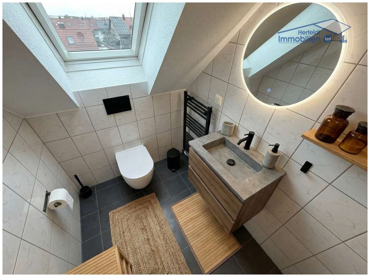 Immobilie in Klosterlechfeld - Exklusive 3,5-Zimmer-Maisonette in ruhiger Lage mit Balkon & 4 Stellplätzen - sofort bezugsfrei - Bild 2