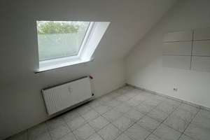 Frisch renovierte 2,5-Zimmer-Dachgeschosswohnung mit neuen Fenstern – Warbruckstraße 152, 47169 Marxloh, Duisburg – Vorschaubild 3