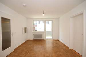 Gut geschnittene, neu renovierte 2-Zimmer-Wohnung mit Loggia in ruhiger Lage, Nähe U2 Milbertshofen