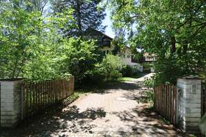 Familientraum: Charmantes Haus im alpenländischen Stil mit viel Platz und idyllischem Garten – Die vollständige Adresse der Immobilie erhältst du vom Anbieter., 82054 Sauerlach – Vorschaubild 2