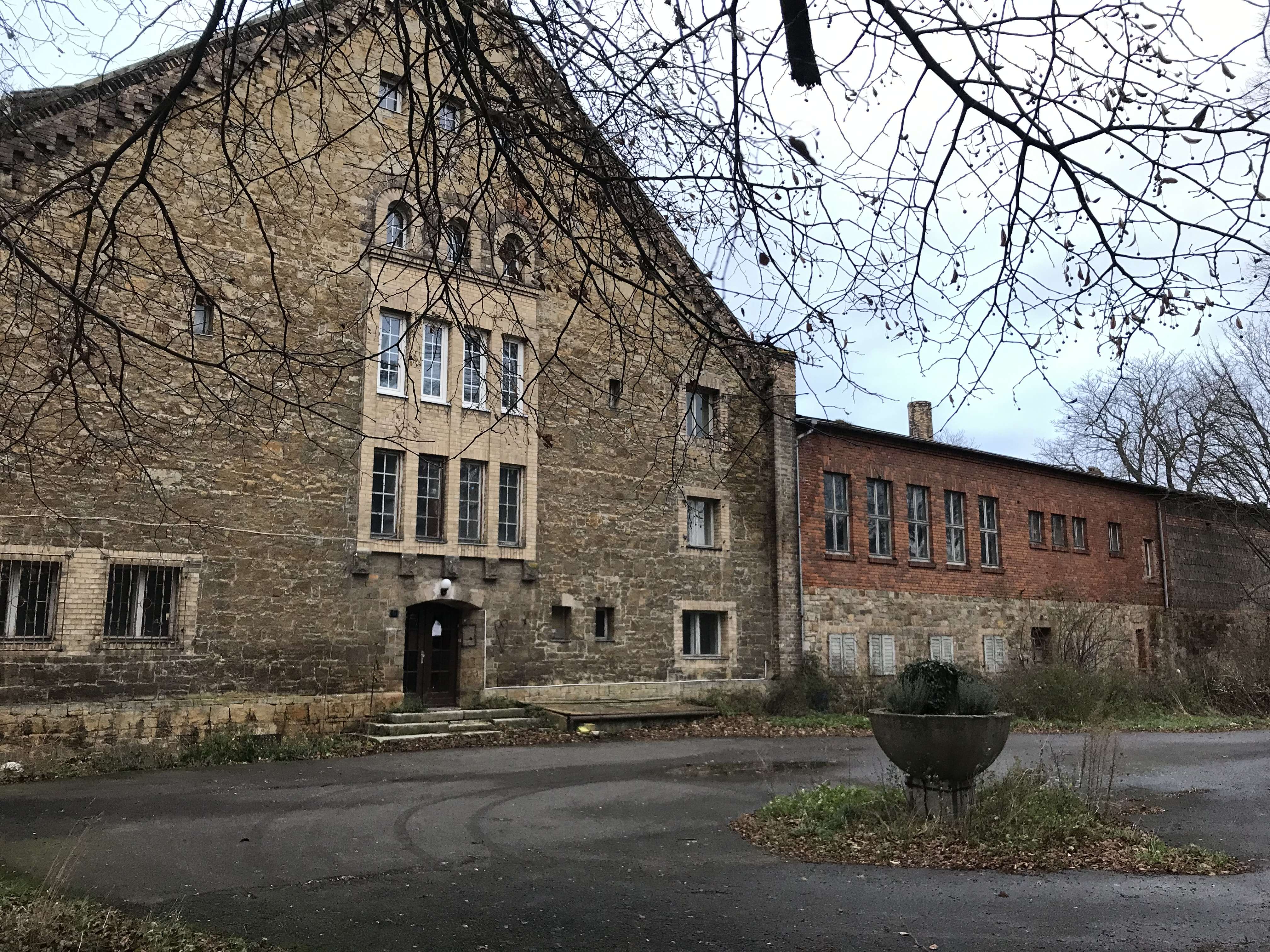 alter Gutshof mit Wohn- und Lagerräumen und Garagen, Saalekreis – Bild 1