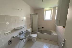 Renovierte 3-Zimmer-Wohnung mit Wannenbad in Wilhelmshaven City zu sofort! – Kolberger Straße 13, 26382 Bant, Wilhelmshaven – Vorschaubild 5
