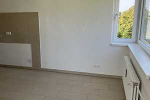 Offener Wohn- und Kochbereich – Stilvolle Wohnung mit Loggia und Grünblick – Kurt-Schumacher-Ring 3, 38444 Wolfsburg – Vorschaubild 11