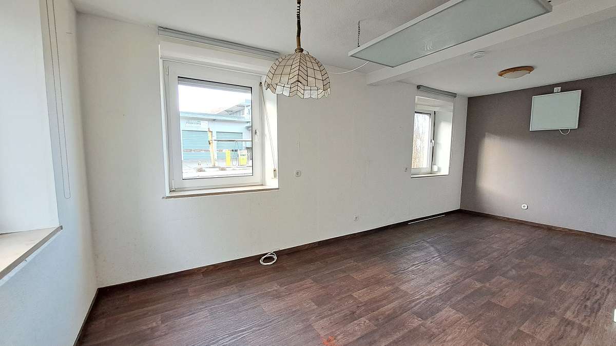 Immobilie in Lonsee - Geräumiges Einfamilienhaus mit Ausbaumöglichkeiten, großem Garten und Garage! - Bild 3