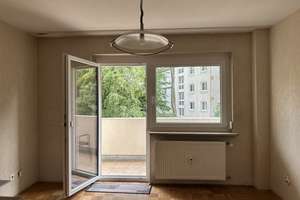 Gepflegte 4-Zimmer-Eigentumswohnung mit modernisiertem Duschbad/WC in bevorzugter Lage – Geschwister-Scholl-Straße 12, 91058 Schönfeld, Erlangen – Vorschaubild 1
