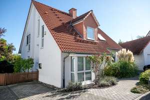 Großzügiges Familiendomizil mit Einliegerwohnung und Gartenpool – Die vollständige Adresse der Immobilie erhältst du vom Anbieter., 63322 Rödermark – Vorschaubild 1