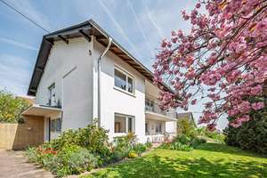 Freiraum pur! - Wohnen wie im großen Bungalow plus 3-Zimmer-Einliegerbereich und grandiosem Garten – Die vollständige Adresse der Immobilie erhältst du vom Anbieter., 55270 Ober-Olm – Vorschaubild 1