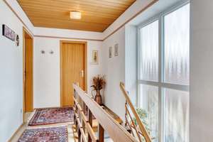 ***Großzügiges Mehrfamilienhaus mit 3 Wohneinheiten, PV- Anlage, Garagen & Werkstatt*** – 94431 Pilsting – Vorschaubild 9