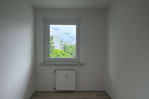 Kleine Familie = kleines Apartment - mit Wannenbad und Balkon! Leider ohne Aufzug! – Zossener Straße 172, 12627 Hellersdorf, Berlin – Vorschaubild 4