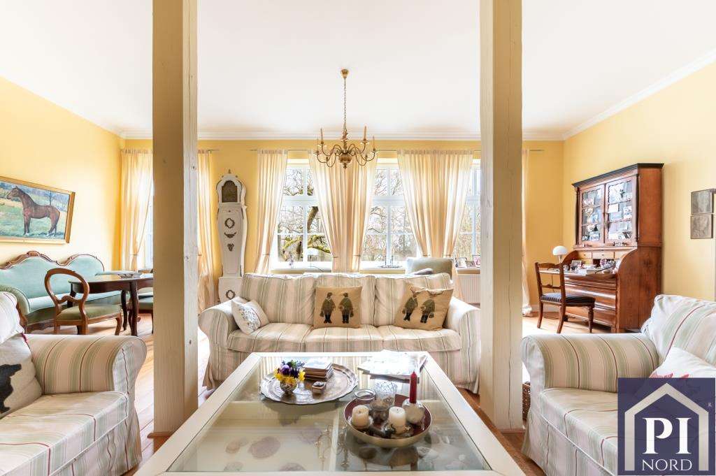 Immobilie in Köhn - Historisches Schulhaus nahe der Ostsee – Exklusiv saniert mit 350 m² Wohnfläche, Nebengebäude & P... - Bild 0