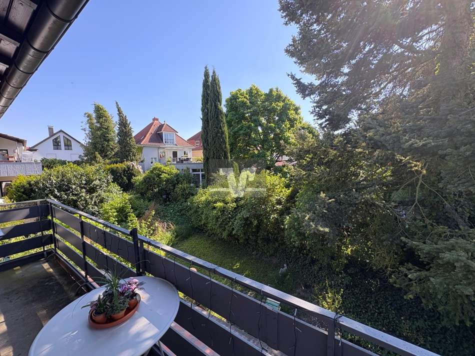 Gemütlicher Balkon mit Blick i