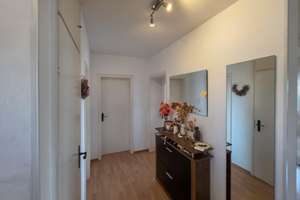 Attraktive 2-Zimmer-Wohnung mit Garage und Entwicklungspotenzial in Augsburg-Lechhausen – Die vollständige Adresse der Immobilie erhältst du vom Anbieter., 86167 Lechhausen-Ost, Augsburg – Vorschaubild 4