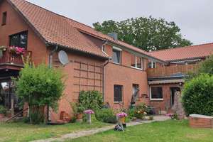 Schöne 2-Zimmer-Wohnung mit Terrasse und Garten, 105 qm