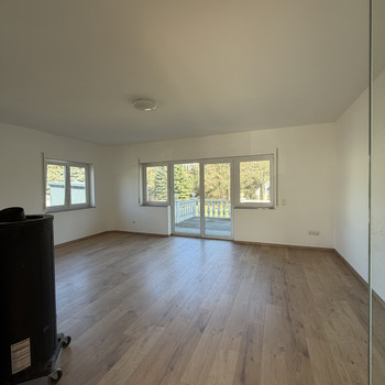 Modernes Reihenhaus mit Kamin, 3 m Deckenhöhe & großer Terrasse in ruhiger Grünlage