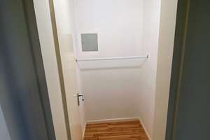 Gepflegte und geräumige 1-Zimmer-Wohnung mit Einbauküche und Teilmöblierung – Görzerstr 110, 81549 Balanstraße-West, München – Vorschaubild 5