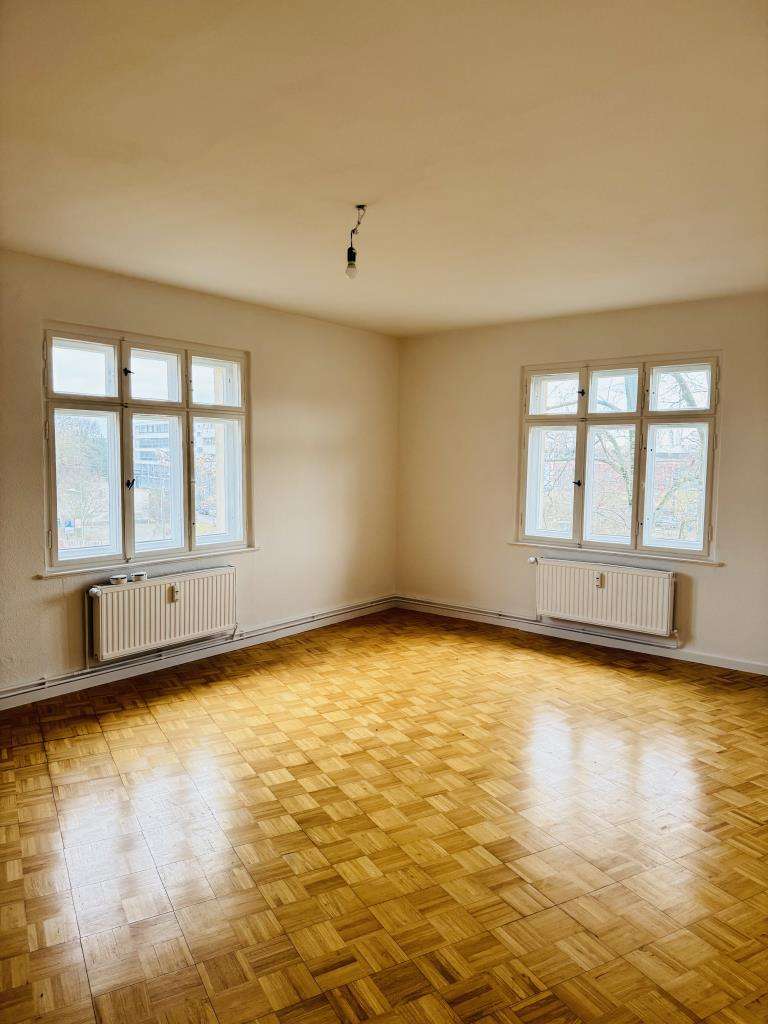 Immobilie in Hennigsdorf - Henningsdorf: Großzügige 4-Zimmer- Wohnung - frei - Bild 1