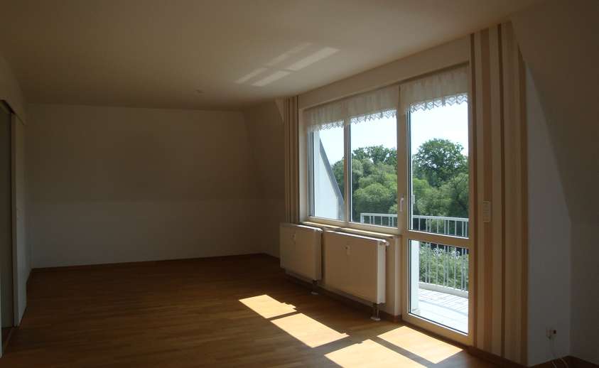 Wohnzimmer mit kleinem Balkon