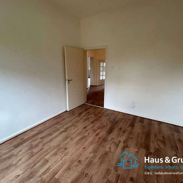 *** sehr schöne und große Altbau-3 Zimmer-Wohnung mit Balkon und Garage, Soers ***