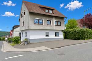 **Solides Dreiparteienhaus als Kapitalanlage in zentraler Lage von Betzdorf Bruche** – Die vollständige Adresse der Immobilie erhältst du vom Anbieter., 57518 Betzdorf – Vorschaubild 2
