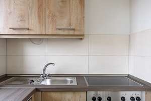 Großzügige, helle 1-Zimmer-Wohnung mit Balkon für jung und alt, zentral gelegen !