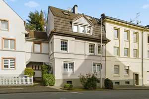 Charmantes Zwei- bis Dreifamilienhaus mit Entwicklungspotenzial – saniert & vielseitig nutzbar in  – Die vollständige Adresse der Immobilie erhältst du vom Anbieter., 42655 Solingen-Mitte, Solingen – Vorschaubild 1