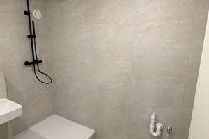 Erstbezug nach Sanierung: Teilmöblierte Pendlerwohnung mit Balkon & TG in Bonn-Oberkassel – Die vollständige Adresse der Immobilie erhältst du vom Anbieter., 53227 Oberkassel, Bonn – Vorschaubild 3
