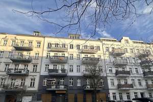 Charmante 2-Zimmer-Altbauwohnung mit 2 Balkonen & Aufzug nahe Helmholtzplatz