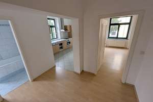 Sofort einziehen oder attraktiv vermieten: 2-Zi.-ETW mit Balkon & EBK