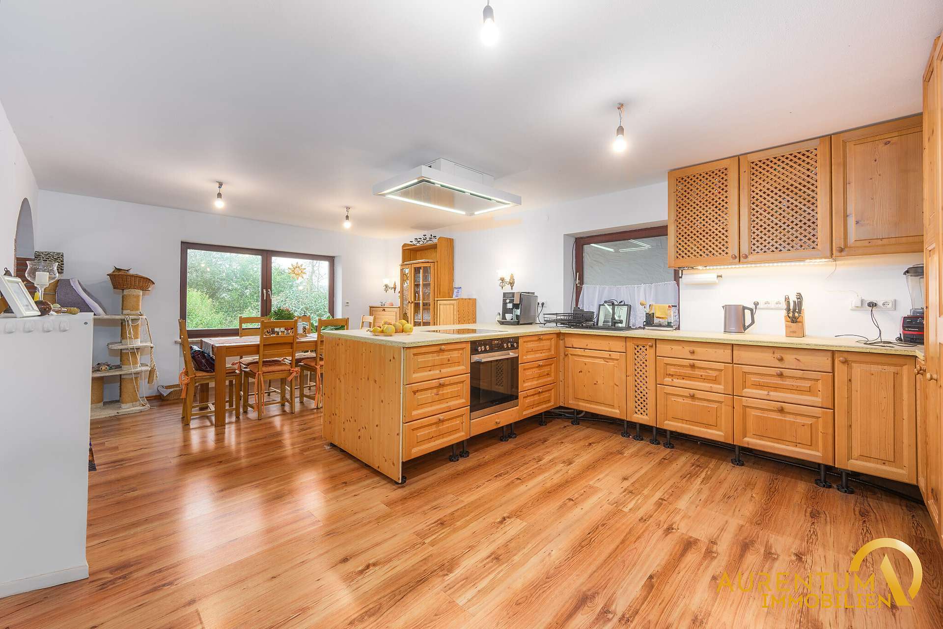 Immobilie in Bruckberg - SOFORT FREI: Großzügiger Bungalow mit Einliegerwohnung, weitläufigem Grundstück und einmaligem Blick - Bild 3