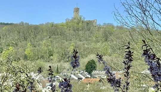 Bild von Split-Level-Haus mit unverbaubarem 180° Blick auf die Königsteiner Burg