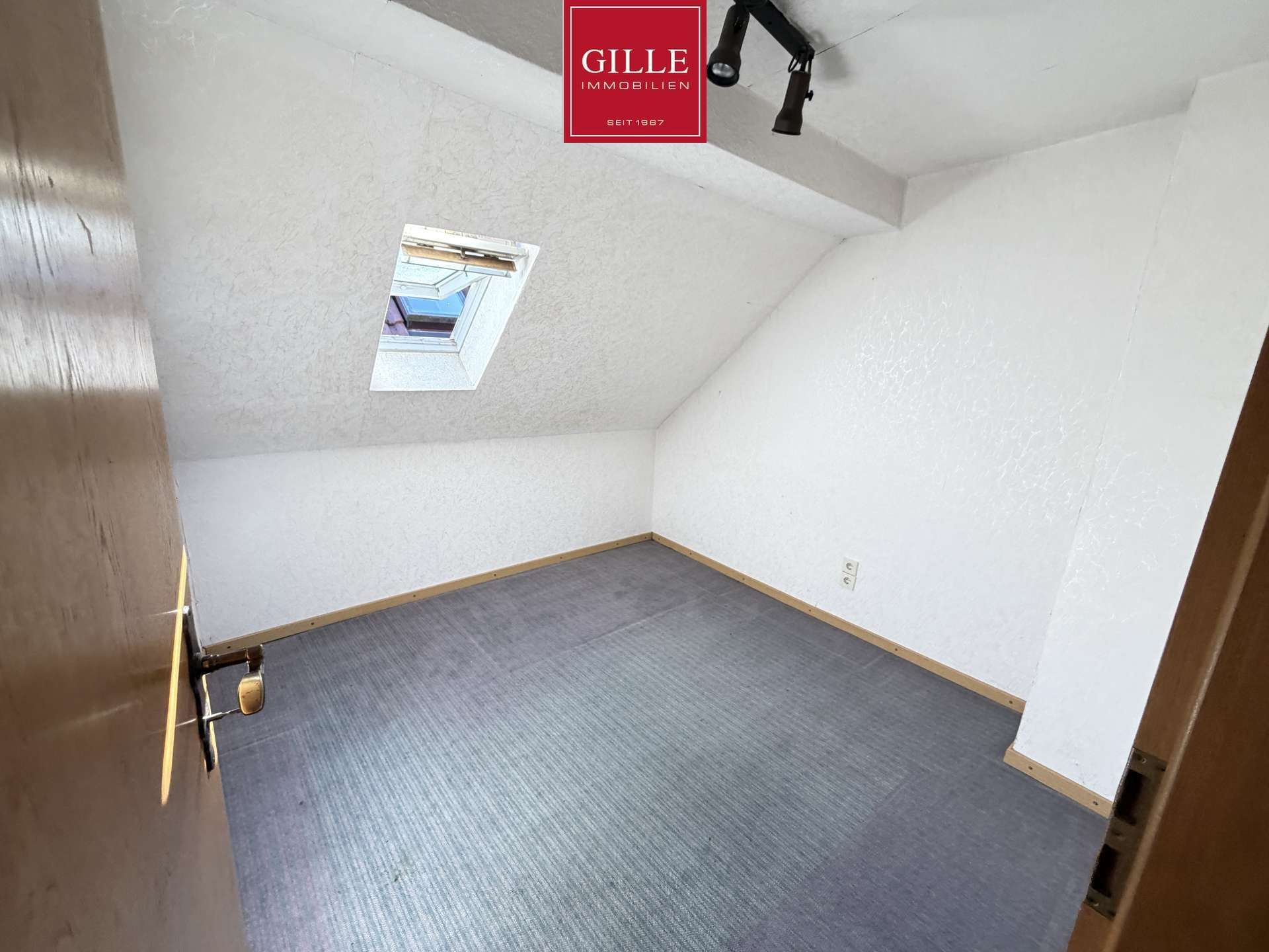 Immobilie in Grevenbroich - Großzügiges Einfamilienhaus in Grevenbroich-Gustorf, mit viel Platz zur Selbstentfaltung - Bild 1