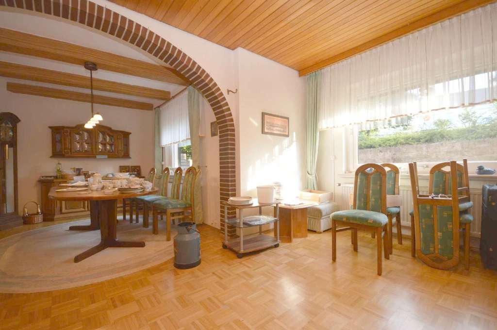 Immobilie in Lutter am Barenberge - Großes, gepflegtes Haus mit 2 Wohnungen, großem Garten + 3 Garagen. - Bild 2