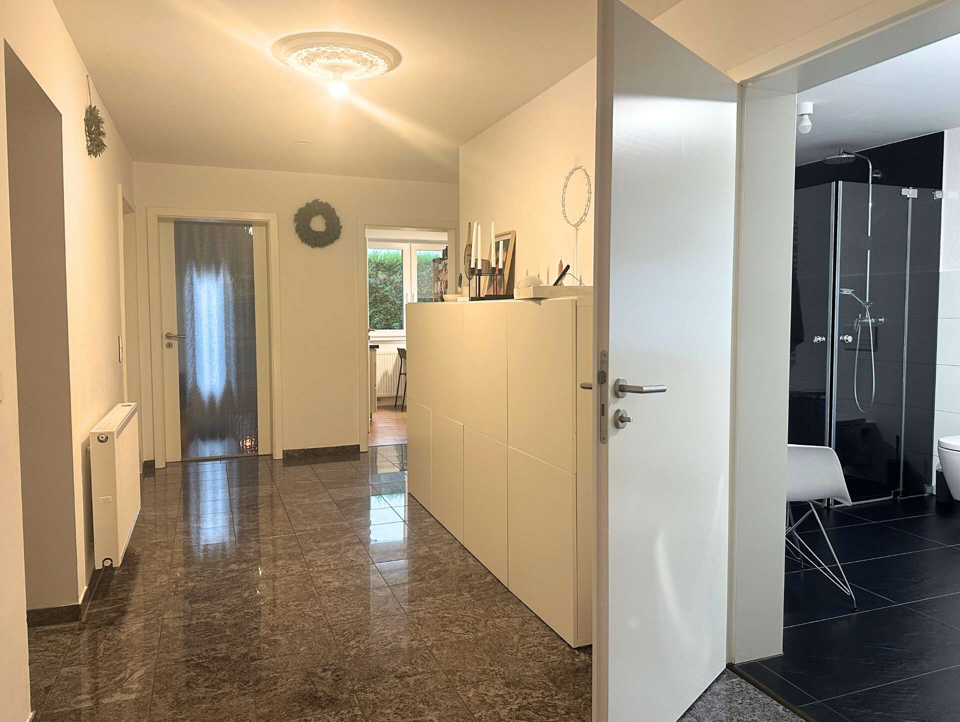 Immobilie in Erzhausen - VIEL PLATZ FÜR FAMILIE, HOME OFFICE & GÄSTE: Modernisiertes EFH +  Einliegerwohnung (vermietet) - Bild 2