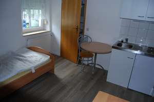 Für Studenten, schönes möbliertes 1-Zimmer Apartment !  Anfragen bitte nur per E-Mail – Katholischer Kirchenplatz 4, 91054 Altstadt, Erlangen – Vorschaubild 1