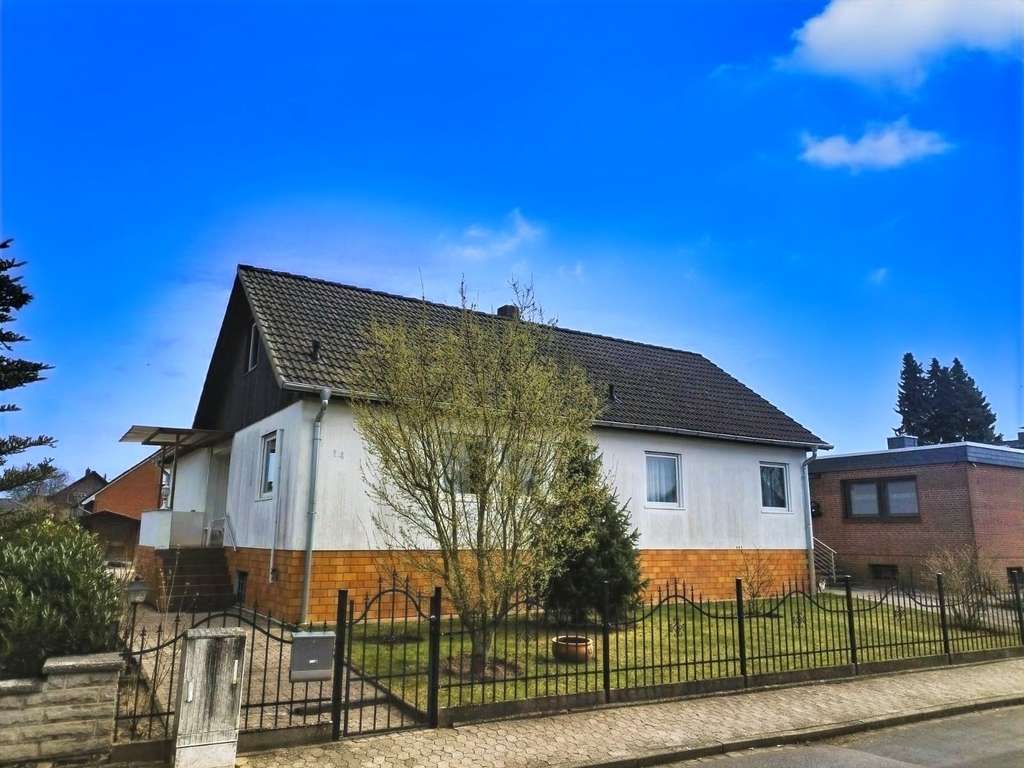 Immobilie in Ehra-Lessien - Familienfreundliches Haus in ruhiger Wohnlage.
Knisternder Kamin im Winter und sonnenverwöhnte Terr - Bild 1