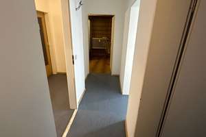 Nur für 1 Pers.  Ruhige, einfache 1-Zimmer-Keller-Wohnung mit separater Wohnküche u. großen Fenstern – Lerchenauer Str. 298, 80995 Feldmoching, München – Vorschaubild 6