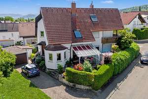 EINZIEHEN UND WOHLFÜHLEN – modernisierte DHH mit Kachelofen & Einliegerwohnung in Ohmenhausen