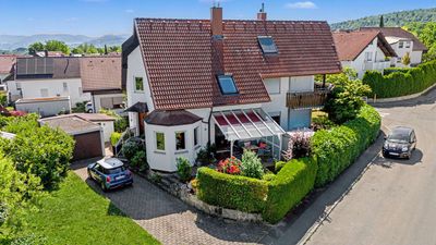 EINZIEHEN UND WOHLFÜHLEN – modernisierte DHH mit Kachelofen & Einliegerwohnung in Ohmenhausen