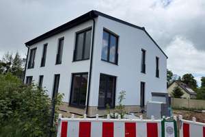 Erstbezug! Hochwertige A+ Energieeffizienz -  Neubau DHH mit Terrasse,  Garten, PV-Anlage,