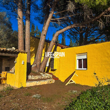 Finca mit Wasser und Strom, 2 Häuser und 2 Pools