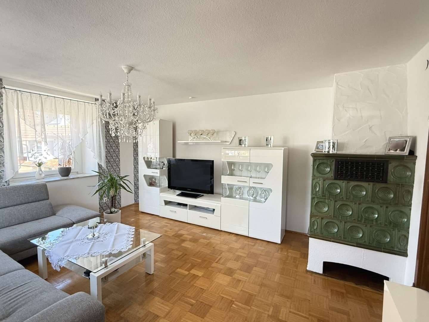 Immobilie in Stetten am kalten Markt - Interessantes Zweifamilienhaus mit Büroräumen und 5 Stellplätzen im Herzen von Stetten - Bild 2