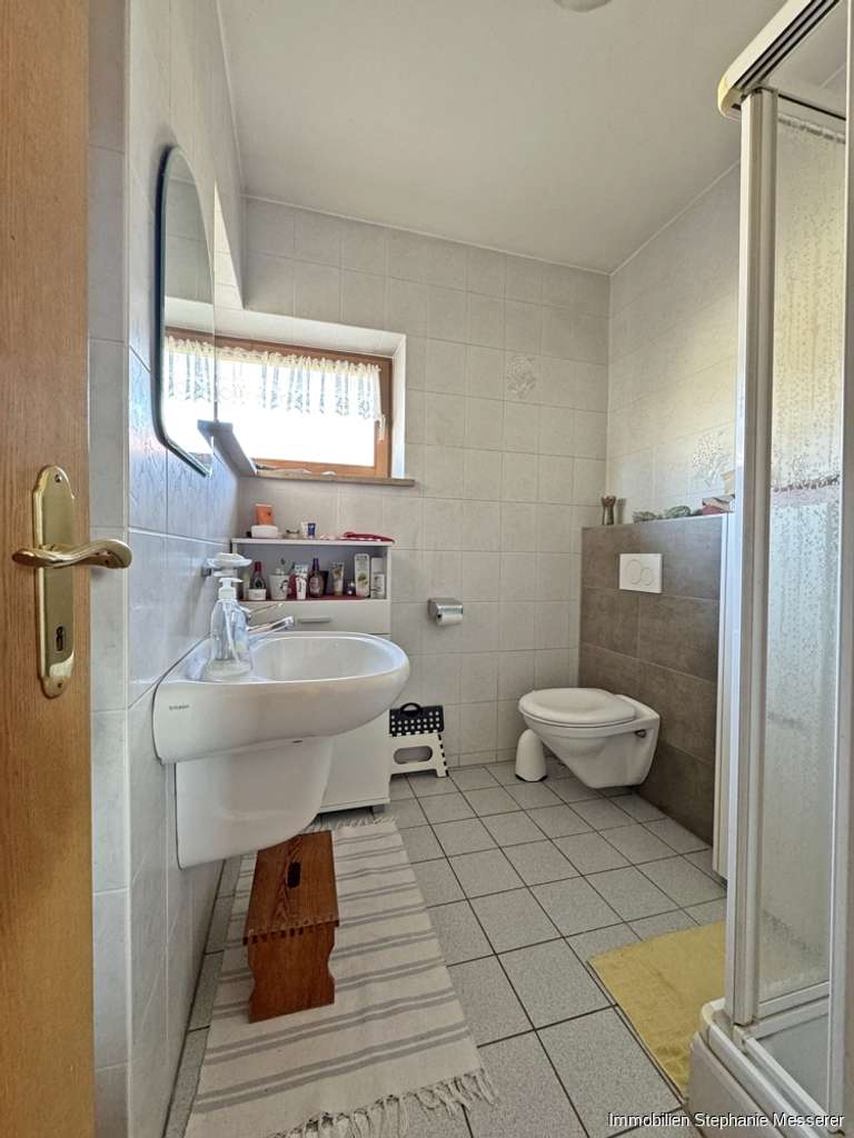 Immobilie in Neufahrn in Niederbayern - Geräumiges Architektenhaus auf wunderschönem Grund 
mit Doppelgarage und viel Platz für die Familie - Bild 4