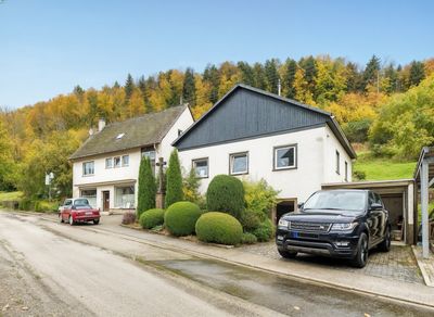 Zwei vielseitige Häuser mit Garten, Wellness- und Gewerbebereich