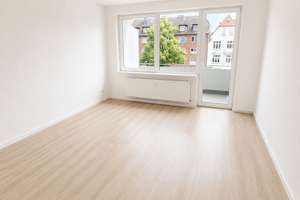 Frisch sanierte 2-Zimmer-Wohnung mit 2 Balkonen, Einbauküche & Laminatboden