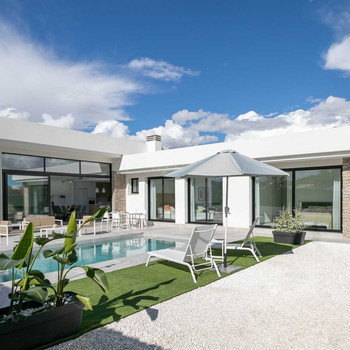 EXKLUSIVE DESIGNER-VILLA AUF 500 m² GRUNDSTÜCK, ALLES AUF EINER EBENE, SÜDLICHE AUSRICHTUNG