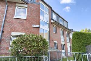 Individuelle 3,5 Zimmer auf zwei Ebenen: Lichtdurchflutete Maisonette mit Balkon u. TG-Stellplatz – Die vollständige Adresse der Immobilie erhältst du vom Anbieter., 22880 Wedel – Vorschaubild 1