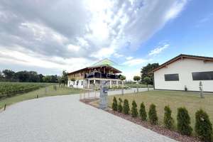 Wohnen im Chalet! Hier beginnt der Urlaub schon ZUHAUSE, 98% autark, +Halle für Hobby od. Lager – Die vollständige Adresse der Immobilie erhältst du vom Anbieter., 94152 Neuhaus am Inn – Vorschaubild 2