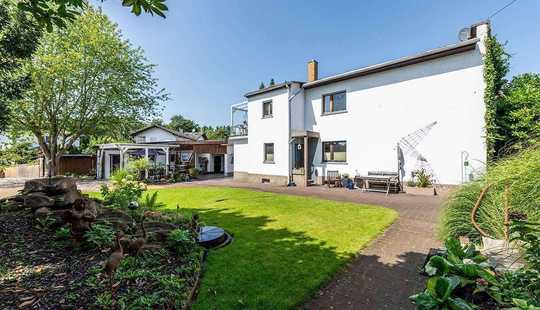 Bild von Einfamilienhaus auf schönem Grundstück in Altrhein-Nähe